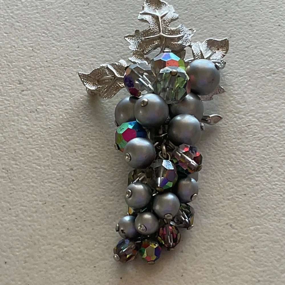 Vtg Brooch Silvertone Grape Cluster gray pearl beads iridescent beads 2.5”